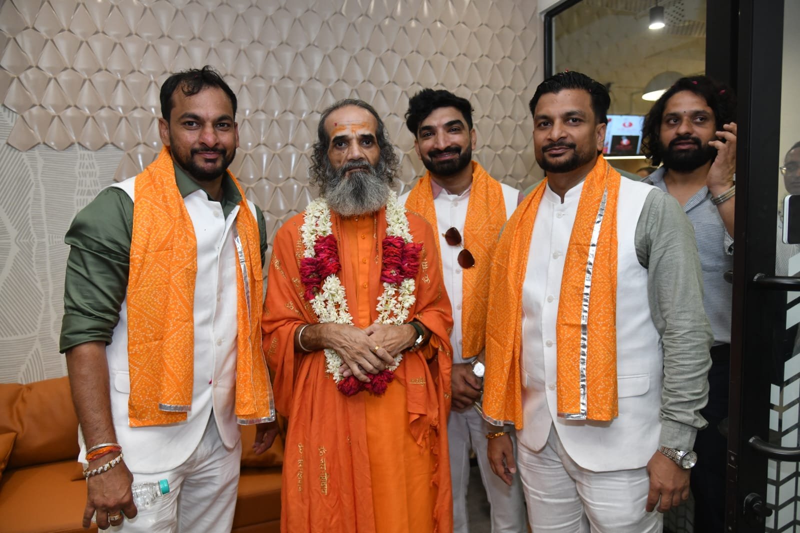 जयपुर: महंत कमलेश जी महाराज के सान्निध्य में 'मिरेकल' परिवार ने लिया आशीर्वाद, धर्म और सेवा का दिया संदेश